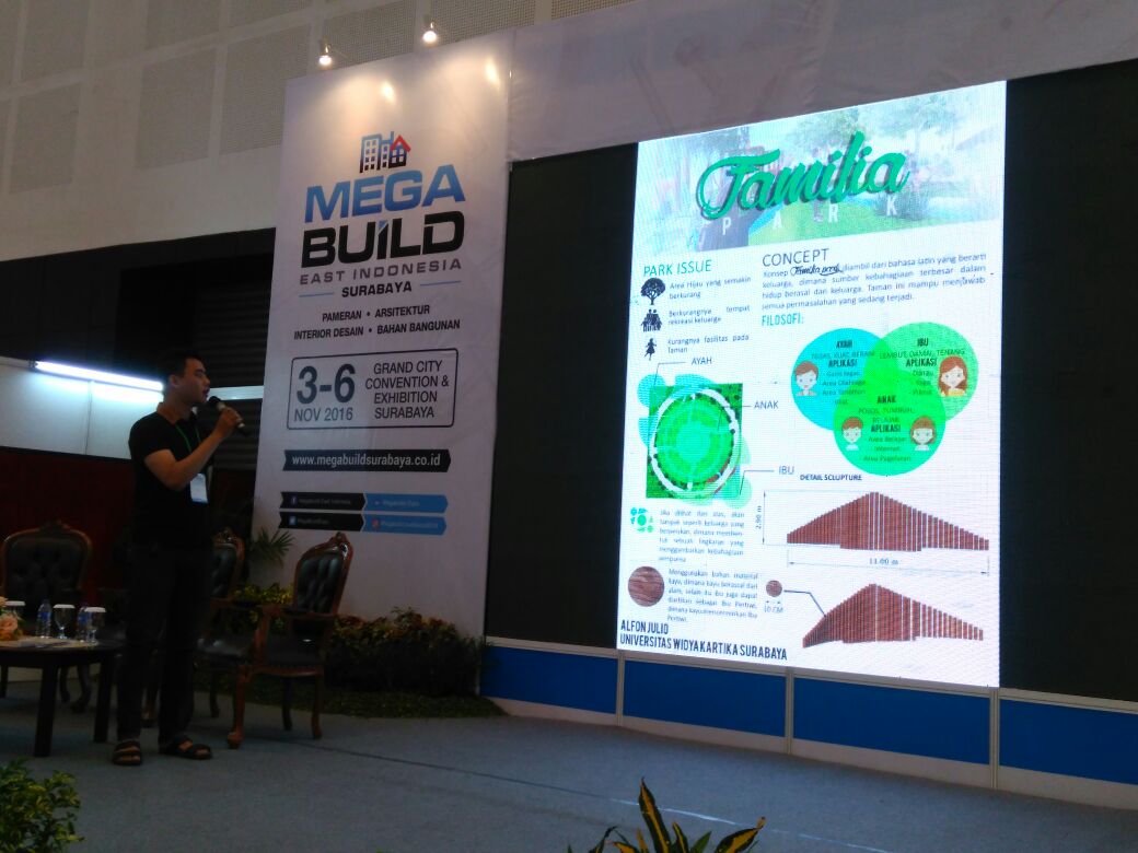 Alfon Julio mahasiswa Arsitektur UWIKA mempresentasikan Konsep Desain Familia