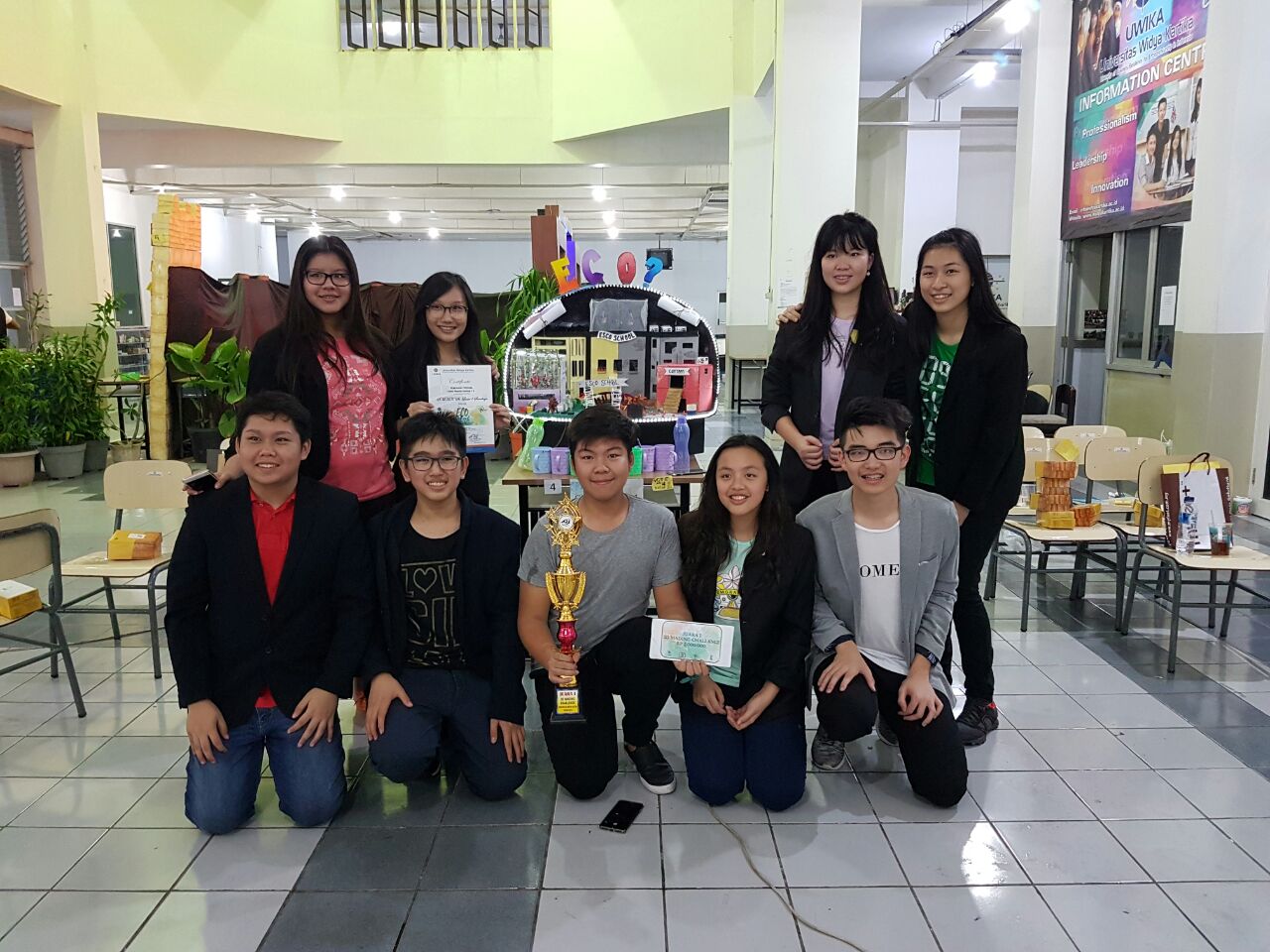 Juara I Lomba Mading 3D Eco-School dari SMAK St Louis 1 Surabaya
