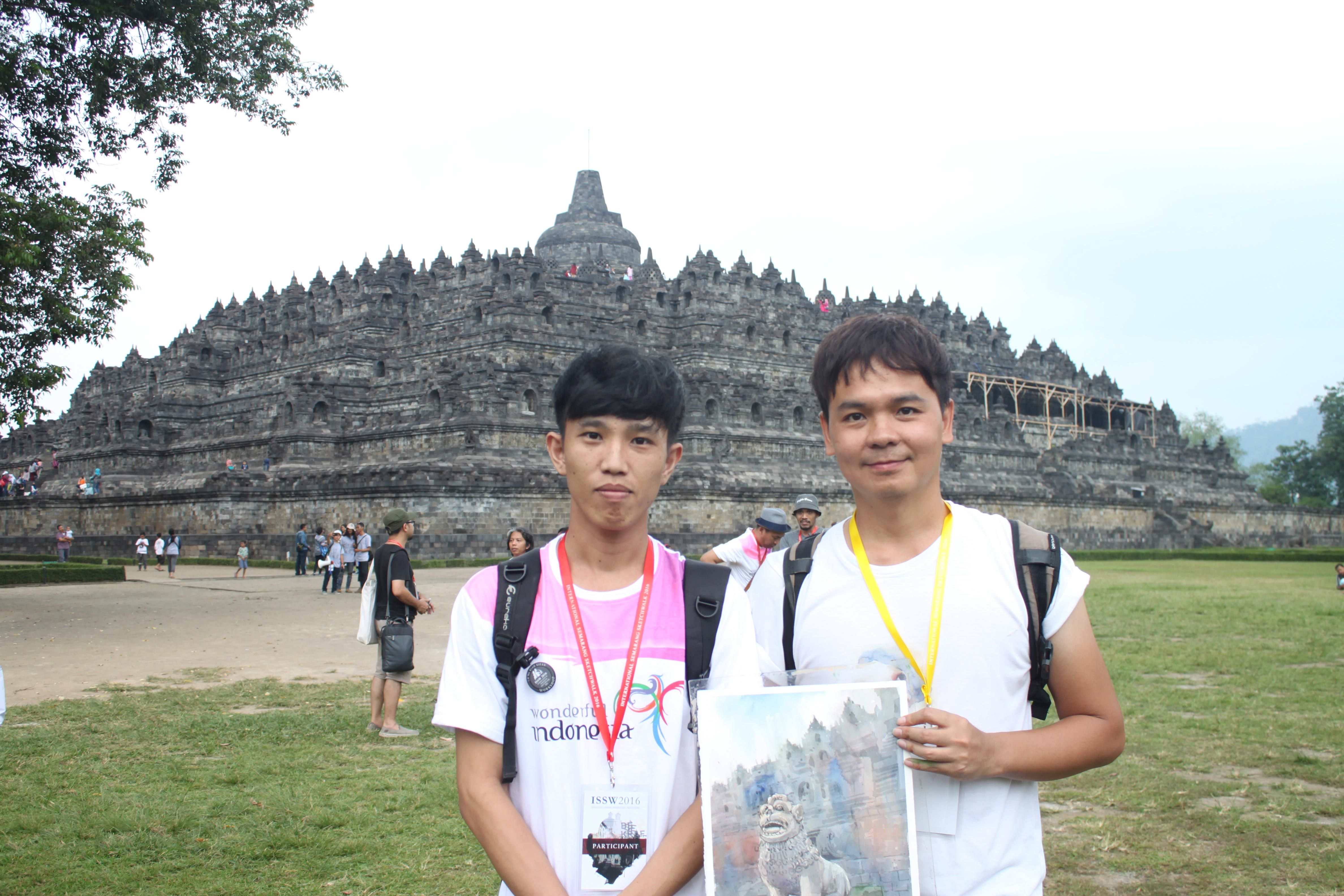 Mahasiswa Arsitektur Salmentinus berfoto bersama mentor di area Candi Borobudur
