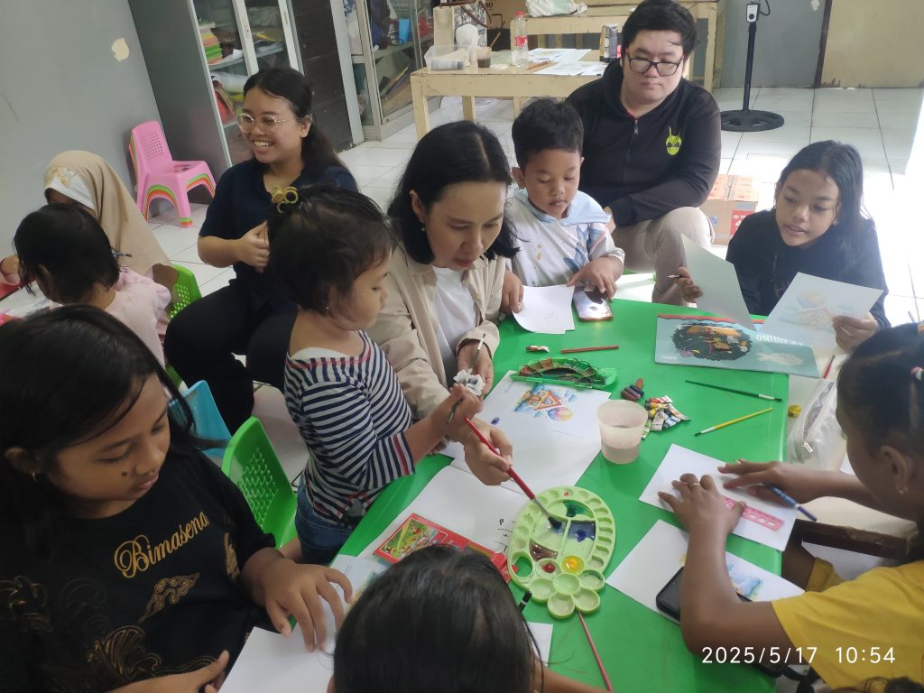 Workshop Menggambar dan Melukis dengan tutor dosen Ibu Shirleyana didampingi mahasiswa UWIKA