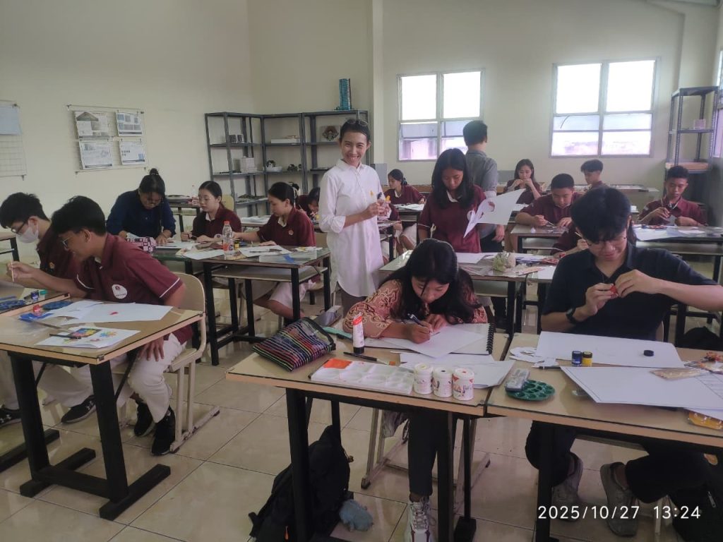 Bu Hana Rosilawati dosen pengampu MK Studio Desain Rupa dan Estetika Arsitektur