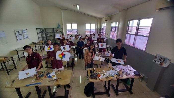 Foto bersama murid SMA Kristen Anak Bangsa dan Arsitektur UWIKA