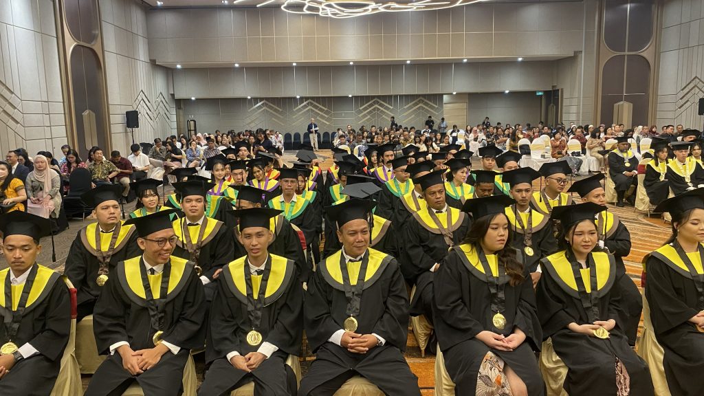 Upacara Wisuda Universitas Widya Kartika