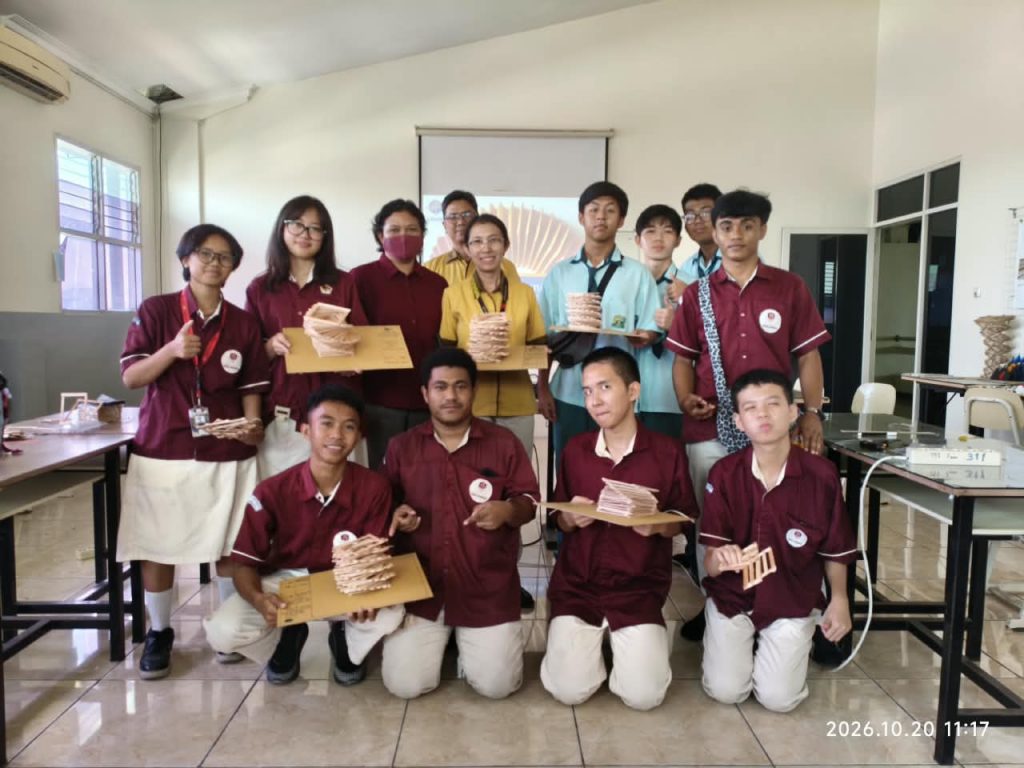 Foto bersama dengan karya